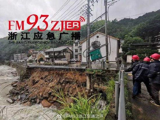 11日上午，国网杭州供电公司电力抢修人员对受损线路进行实地查看摸排