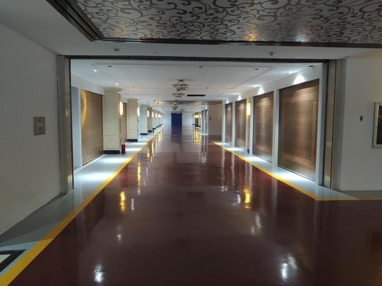 装修豪华的信和嘉园小区地下二层停车场。摄影/新京报见习记者 周博华