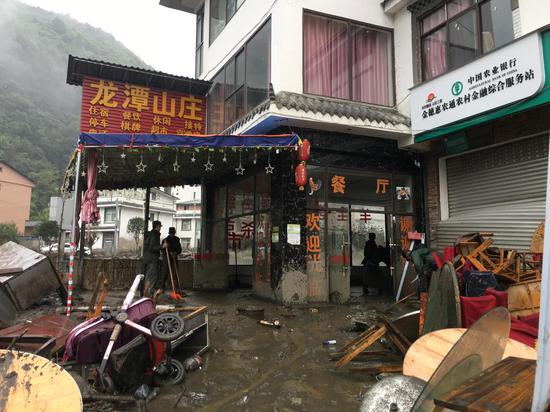灾后龙潭村损毁严重,遍地碎石杂木和家具。 新京报记者 周世玲 摄