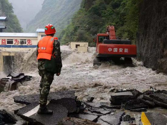 8月23日,当地抢修出卧龙镇至龙潭水电站大坝的应急通道。 四川卧龙国家级自然保护区管理局供图