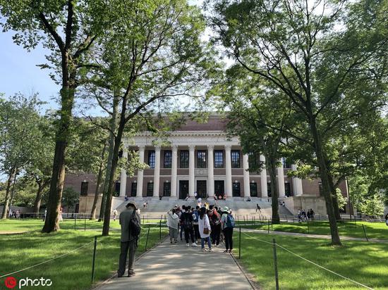 2019年7月，参观哈佛大学的学生们