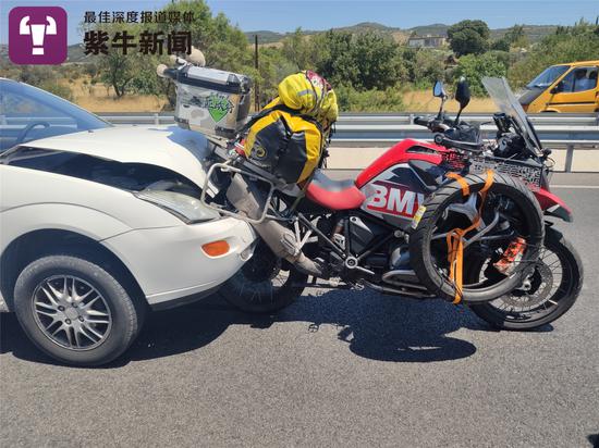 路上遭遇车祸，摩托车尾部直接插进了福特车前脸