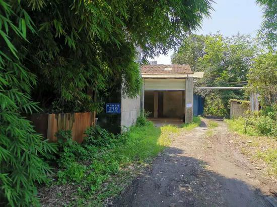 油库在村里隐蔽的地方。摄影/新京报记者 李玉坤