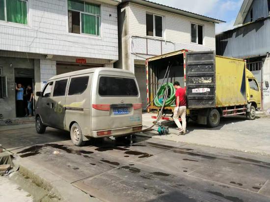 负责销油的嫌疑人在兜售“小油”。四川省公安厅提供