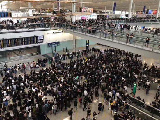 △“黑衣人”堵塞香港国际机场 致机场瘫痪