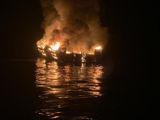 当地时间2019年9月2日，美国加利福尼亚州南部文图拉县圣克鲁斯岛附近海域，一艘游船发生火灾。 视觉中国 资料