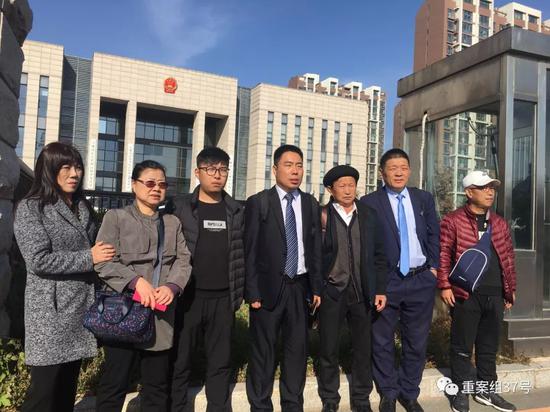 金哲红案再审开庭时，其家属和律师在法庭门口。新京报记者 袁静伟 摄