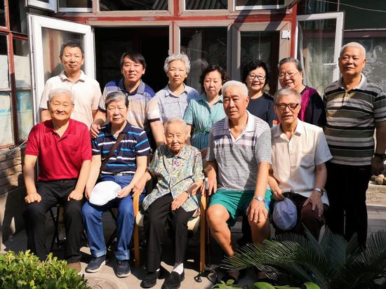9月6日，在教师节前，老人们在老师家中再聚首合影。受访者供图