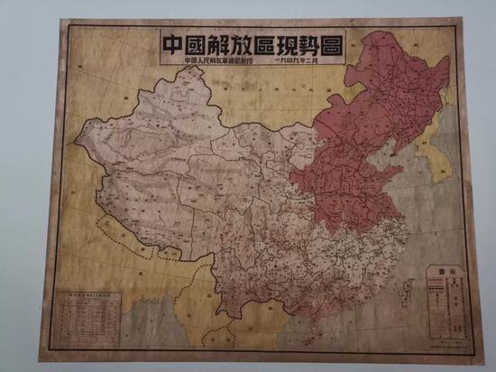 △办公室墙上的《中国解放区现势图》。（央视记者杨立峰拍摄）