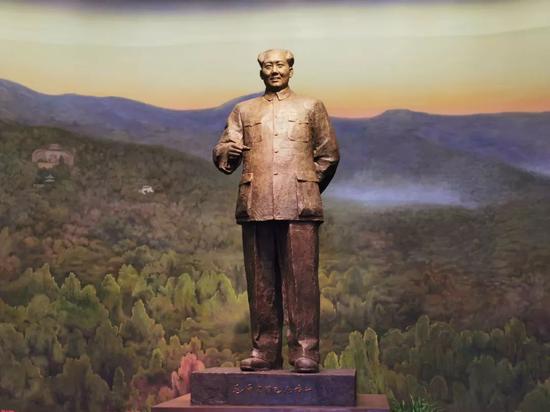 △香山革命纪念馆序厅塑像《毛泽东同志在香山》。这尊雕塑是由中国美术馆馆长吴为山今年创作的。