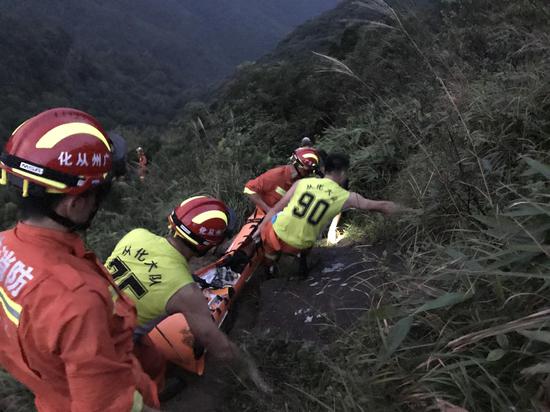 救援人员将受伤女子运送下山。 图片来源：广州消防从化大队