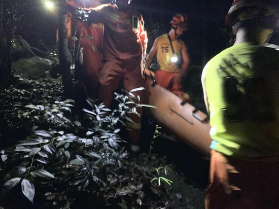 救援人员将受伤女子运送下山。 图片来源：广州消防从化大队
