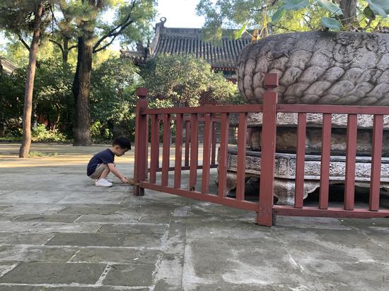 现场一位小朋友试图引猫出来