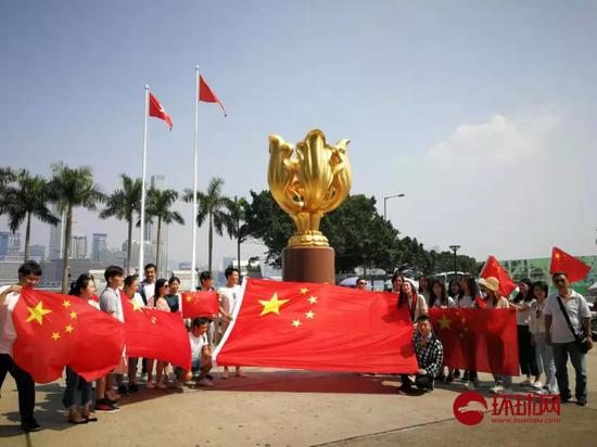 香港学生冒被 起底 风险与国旗合影 祖国万岁 手机新浪网 香港学生冒被 起底 风险与国旗合影 祖国万岁 手机新浪网