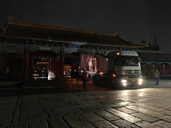 运输车辆惊险穿过故宫阙左门