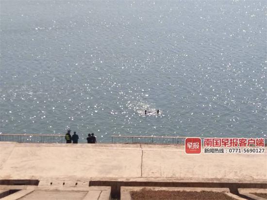 救援队打捞现场。