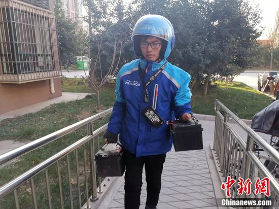 独腿独臂送外卖 “90后”小伙公开征婚引全网站