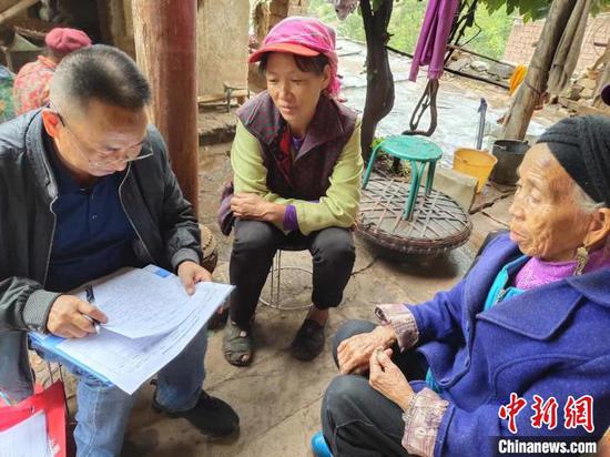 李兴富（左一）工作照 武定县扶贫办供图