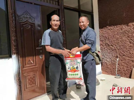 李兴富（右）工作照 武定县扶贫办供图