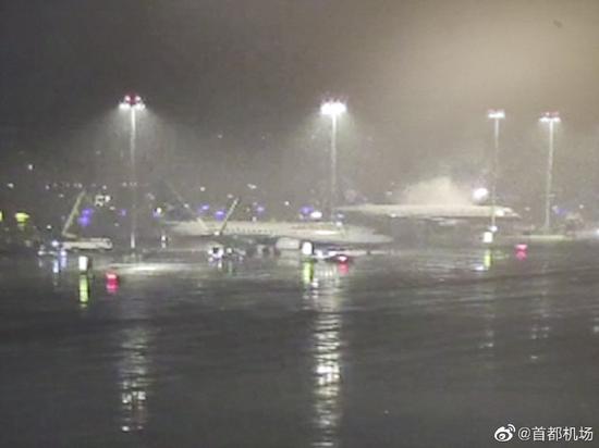 首都机场的除冰车为准备起飞的飞机进行除冰作业。 图片来源：@首都机场