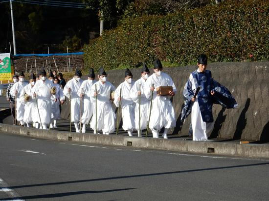 神官带领13只“天狗”向山顶进发(每日新闻)