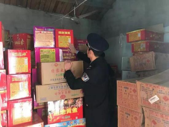 上海一民宅堆满254箱非法烟花爆竹 两嫌疑人被拘