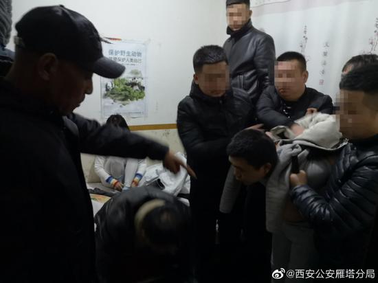 持刀捅伤追捕便衣民警