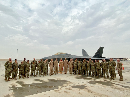 伊万卡现身卡塔尔美军基地 与女兵F-22战机前合影