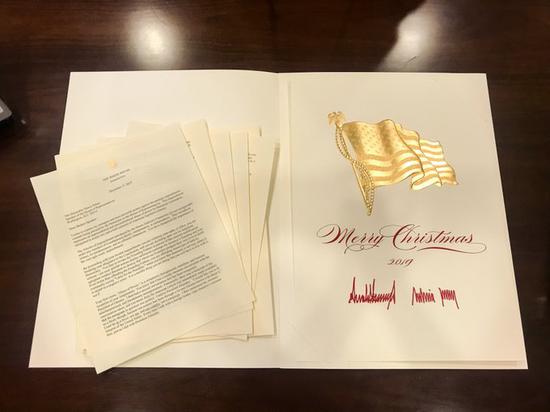 图为白宫寄出的卡片和6页信件。（图：俄罗斯卫星通讯社援引自推特）