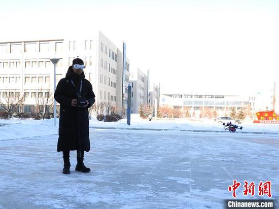 王铁霖娴熟地控制着穿越机。 刘栋 摄