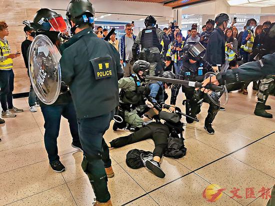 便衣警员及防暴警制服黑衣暴徒(图源:《文汇报》)