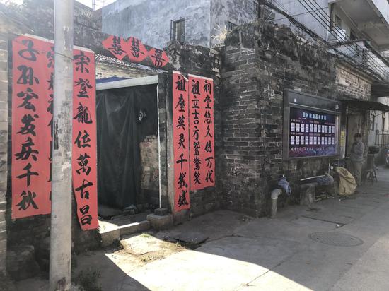 在广东一户人家门口拍摄的对联。“祠堂悠久传万载,子孙宏发庆千秋”。