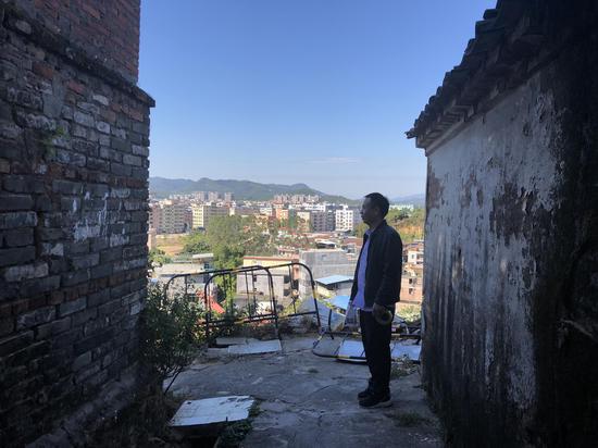 走到鸡公山顶,申军良默默站了一会儿。