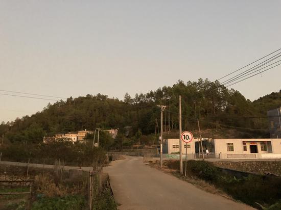 村庄只一条主干道,从上边延出小道到各家门口。因为圈养鸡鸭鹅,几乎每家门前都会用栏杆围出一块空地。