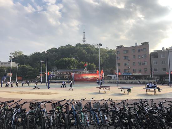 紫金县体育馆附近,这边许多青少年都记得申军良曾去他们学校门口发过寻人启事。