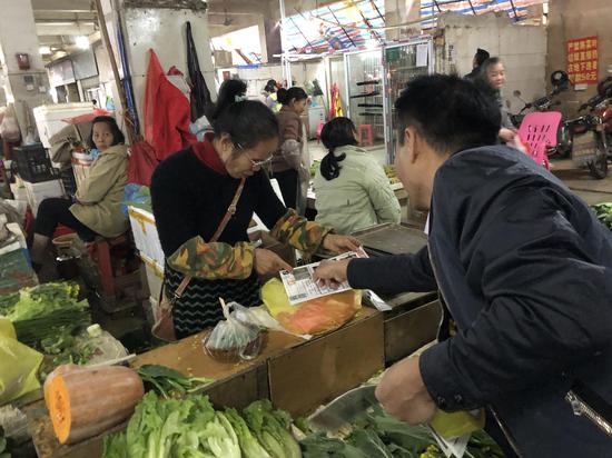 申军良在菜场打听。