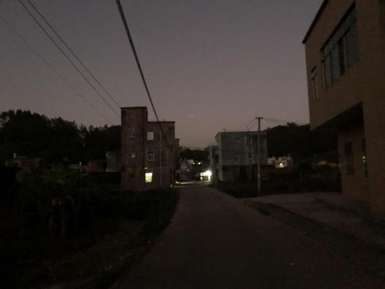 村里没有路灯,到晚上,路上静悄悄、黑黢黢的,孩子们说因为梅姨的事,这阵子大人都不让他们晚上出门。