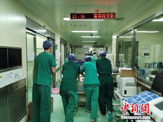 2019年12月16日13：30 ，北京佑安医院内，一位56岁的男性患者被从ICU推入手术室，进行器官捐献手术。中新网记者 张尼 摄