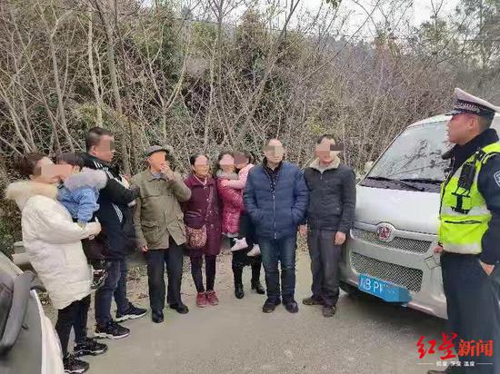 准载7人,实载9人,超载面包车被查