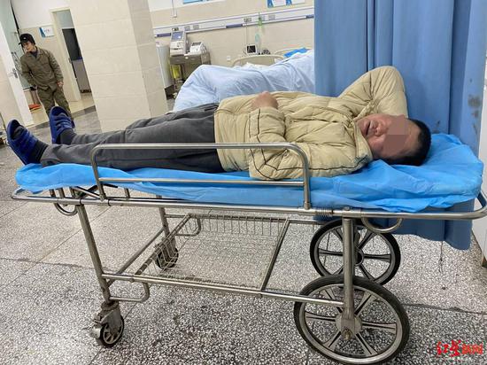 难忍楼上养狗噪声 男子持辣椒枪喷向邻居全家