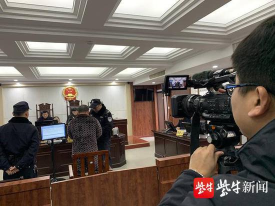 因吸烟被劝阻,吴某辱骂、脚踢大巴车驾驶员而一审获刑三年实刑。 华蓉 摄