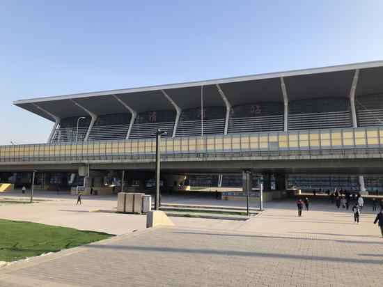 1月15日，清河火车站西侧站前广场，不少旅客在此出入站。新京报记者 周依 摄