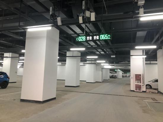 上午10点半，站区地下南停车场内尚有近百个车位空余。新京报记者 周依 摄