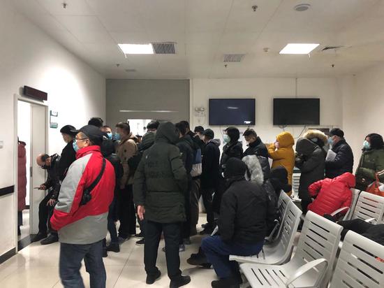1月22日凌晨，武汉协和医院发热门诊内排队的患者。新京报记者 向凯 摄