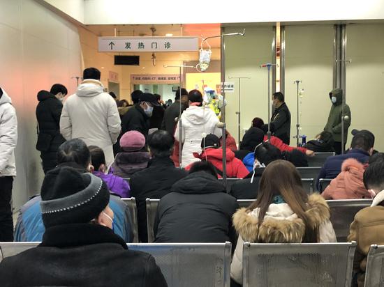 1月22日凌晨，同济医院发热门诊，许多患者在排队等待叫号。新京报记者 向凯 摄