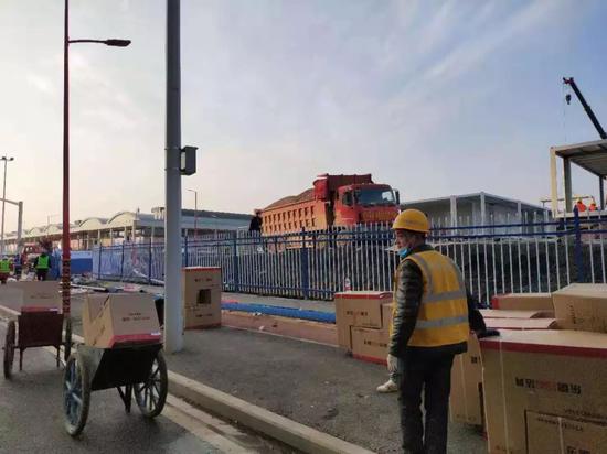 武汉雷神山医院建设现场。