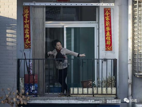 △ 网友天龙九部：因为不能出门，邻居大姐在自家阳台上跳舞锻炼身体。