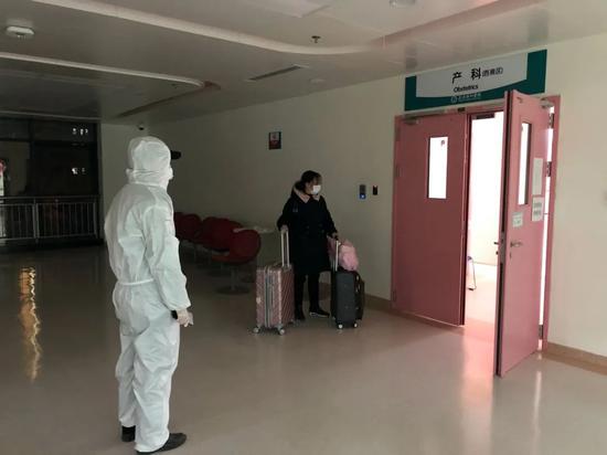 老杨和朱伟将孕妇幼项一家坦然送达医院