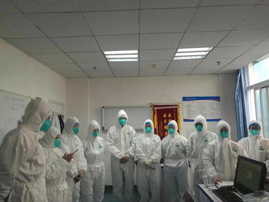 1月18日，黄冈市中心医院呼吸内科医生办公室，医护们穿着防护服拍了张合影照