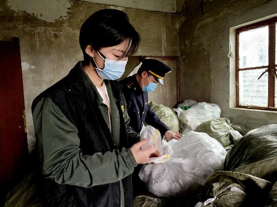 “警花”怒问制假者:你敢不敢戴你做的口罩出门